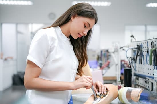 Auszubildenede in der Prothesenwerkstatt. Auszubildenede in der Prothesenwerkstatt.